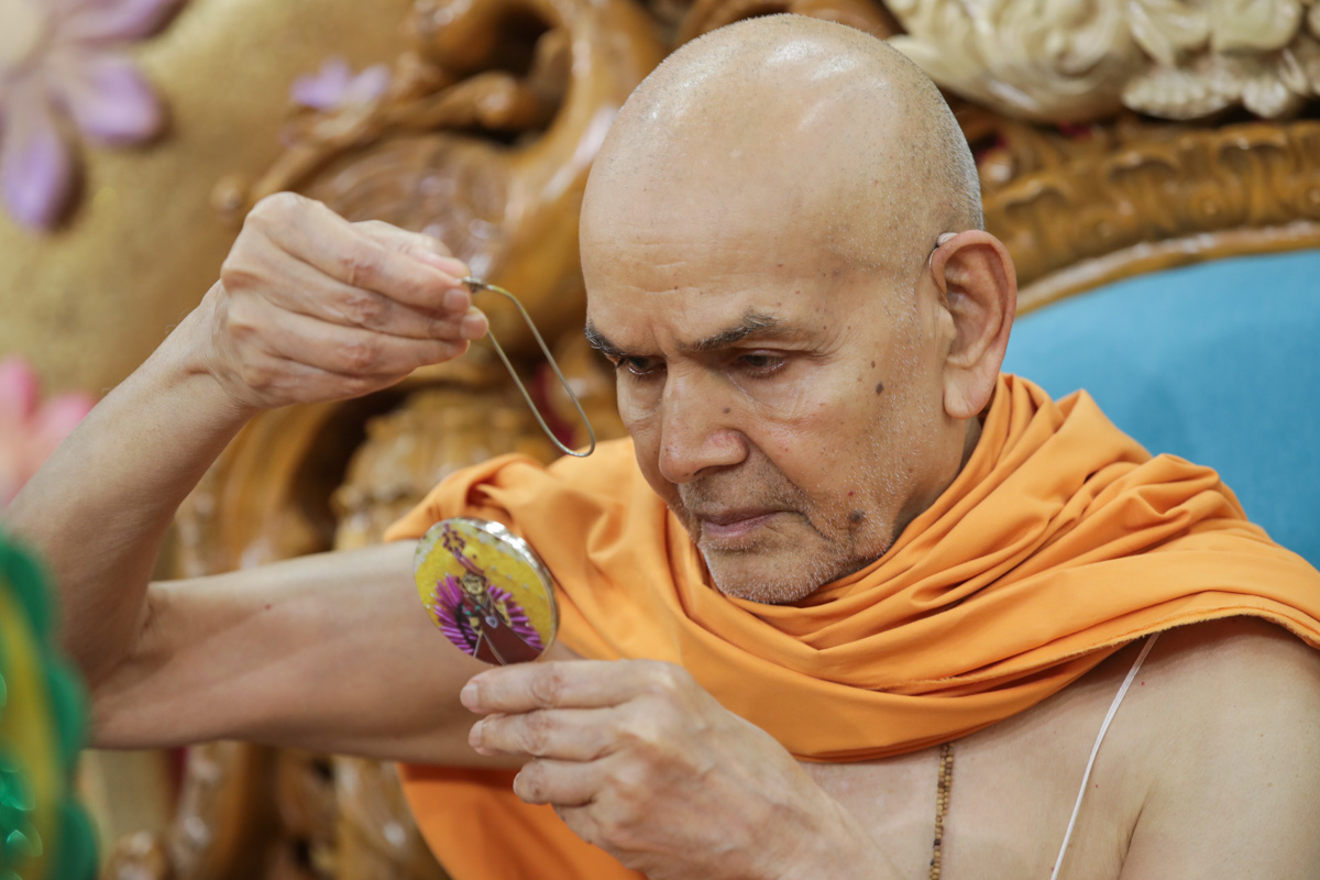 Swamishri applies tilak duringh his morning puja