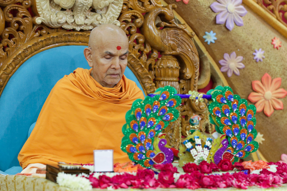 Swamishri performs dhyan at the start of his morning puja