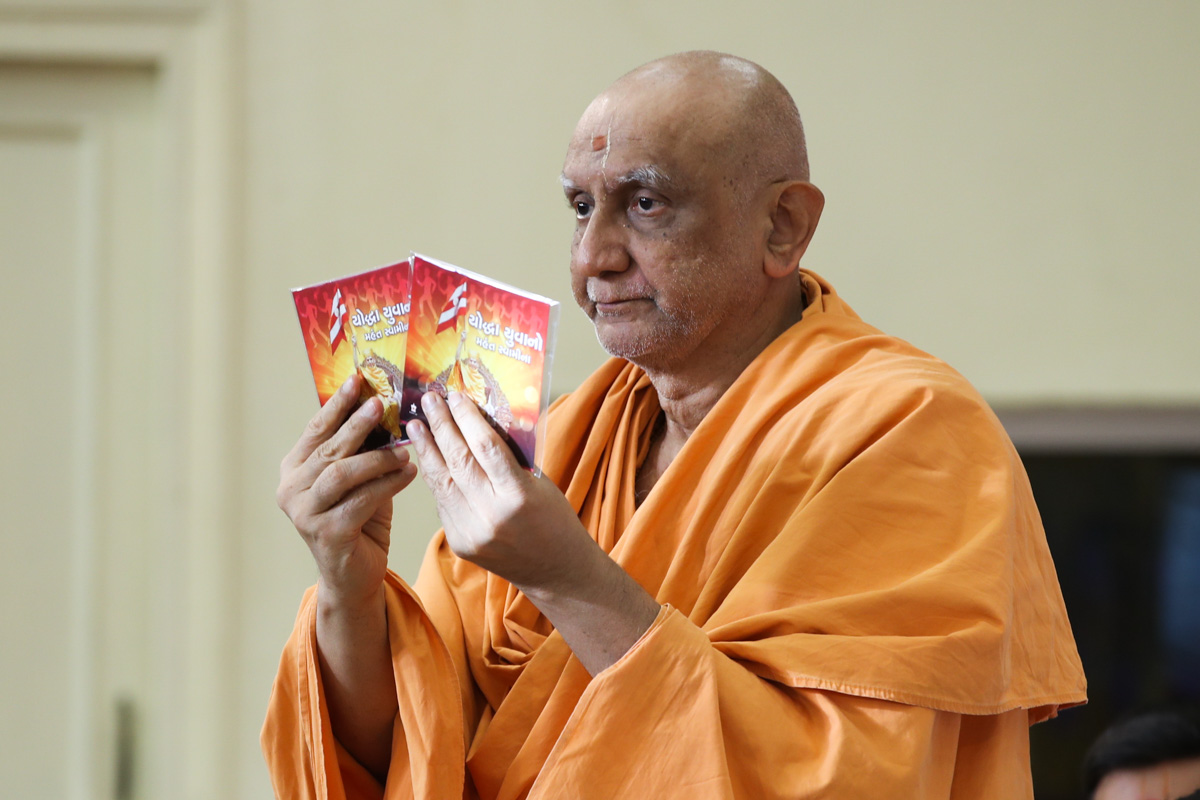 Atmaswarup Swami inaugurates the new an audio publication by Swaminarayan Aksharpith, 'Yoddha Yuvano Mahant Swamina'