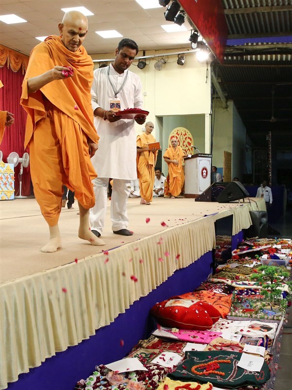 Swamishri sanctifies garlands, shawls and other items devotionally prepared by devotees