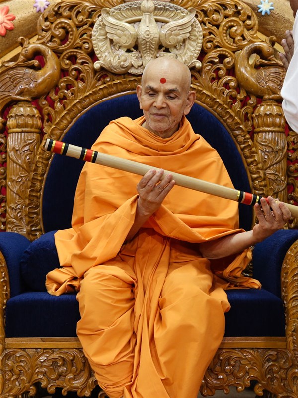 Swamishri sanctifies a flute