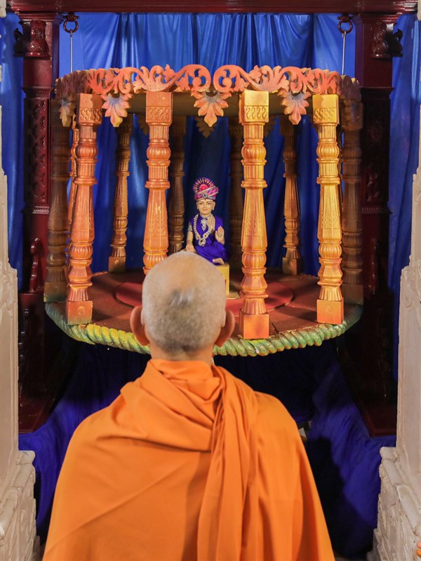 Swamishri observes a hindolo