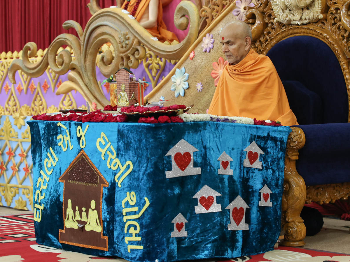 Swamishri performs his morning puja 
