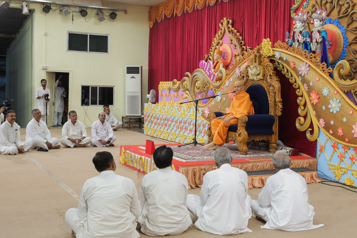 Karyakars interact with Swamishri