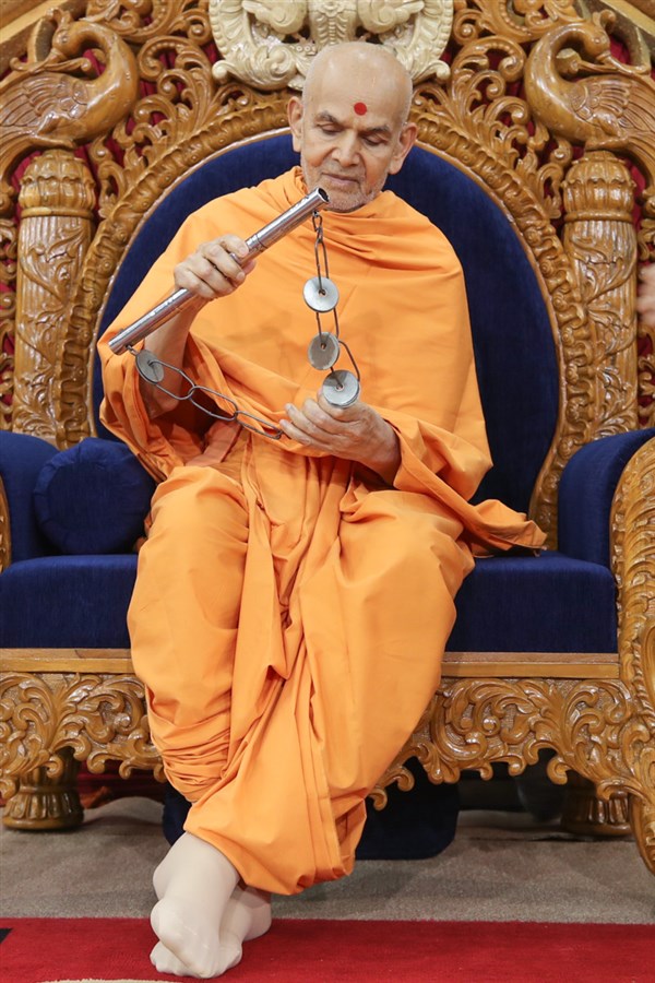 Swamishri sanctifies a lazim