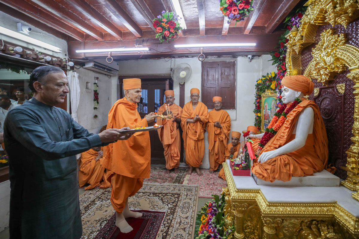 Swamishri and Shri Narhari Amin perform arti