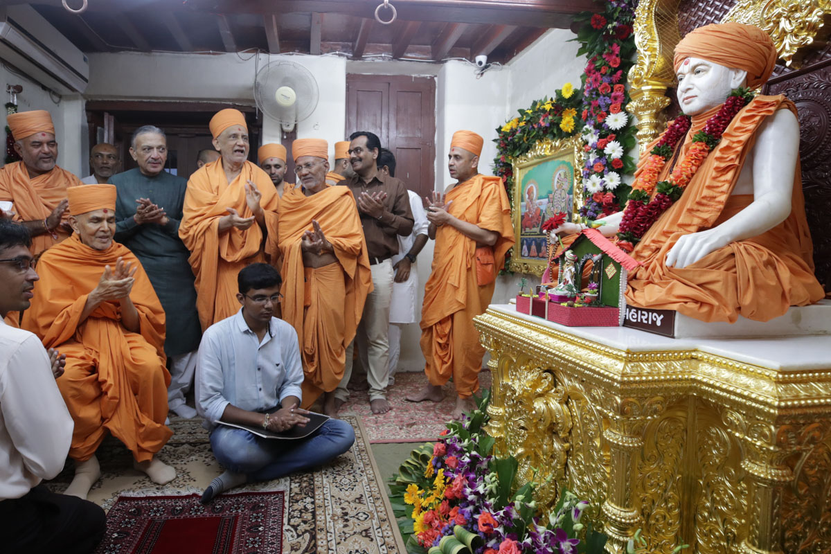 Swamishri, sadhus and dignitaries chant the Swaminarayan dhun