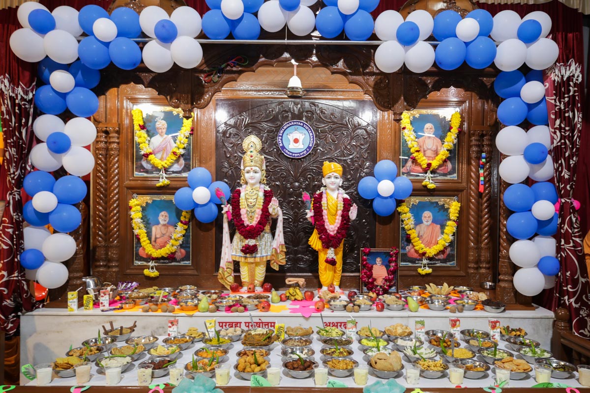 Murtis at BAPS Swaminarayan Vidyamandir, Atladra