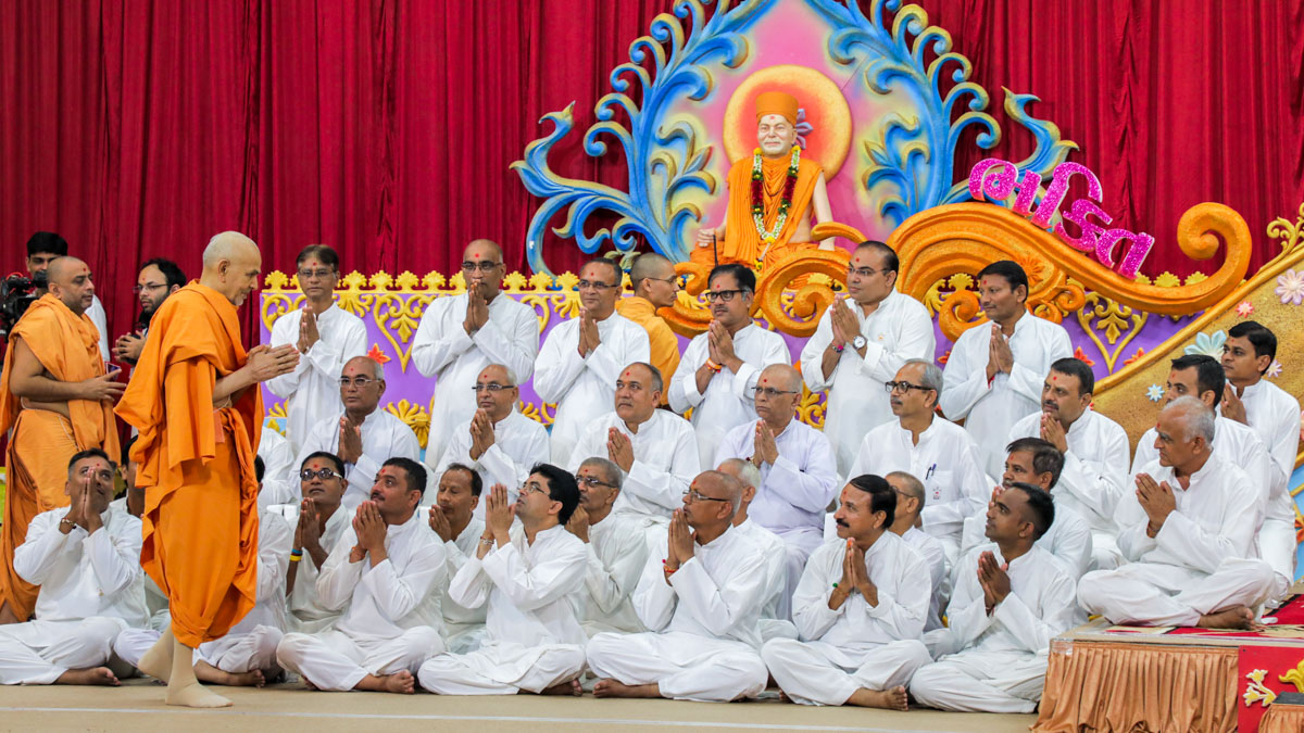 Swamishri greets karyakars with 'Jai Swaminarayan'