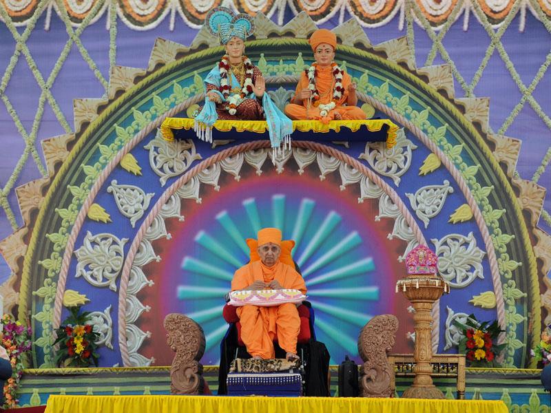 Dev Diwali Celebration assembly - Swamishri and senior sadhus on stage