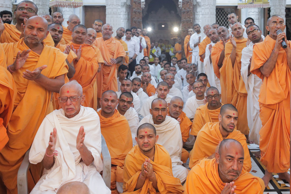 Sadhus and devotees doing darshan of arti