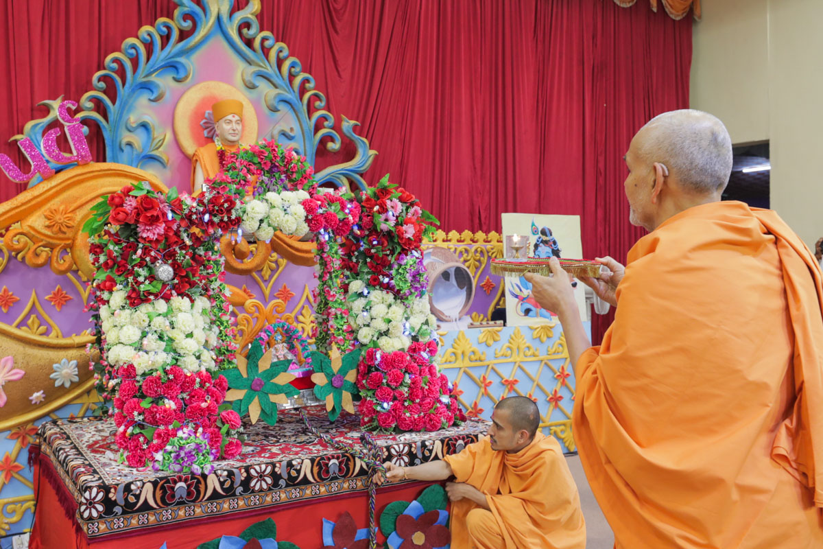 Swamishri performs Krishna janmotsav arti