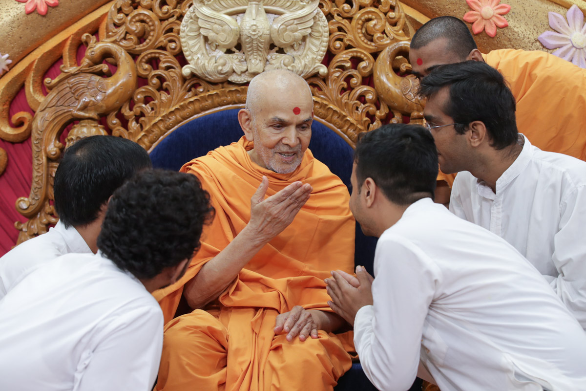 Swamishri converses with youths