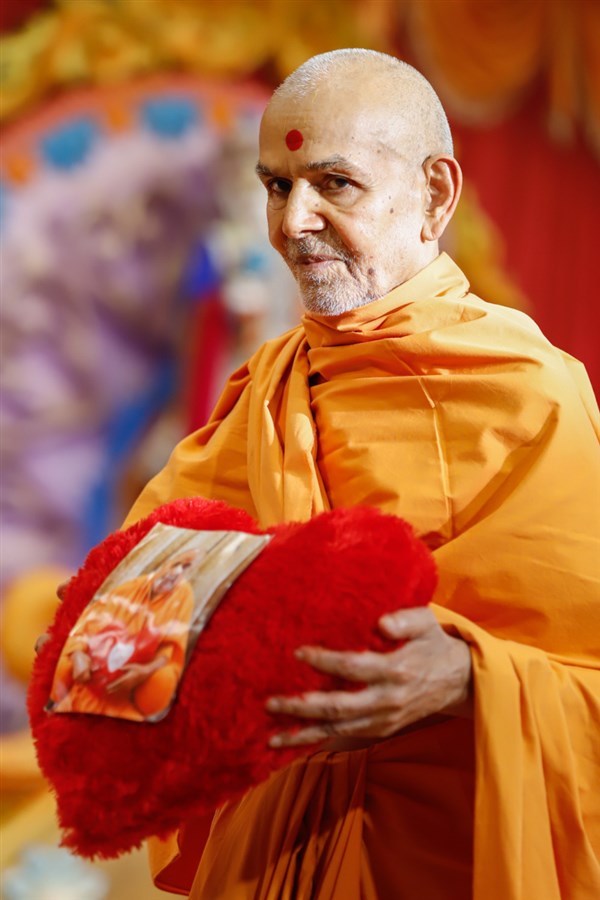 Swamishri sanctifies a pillow