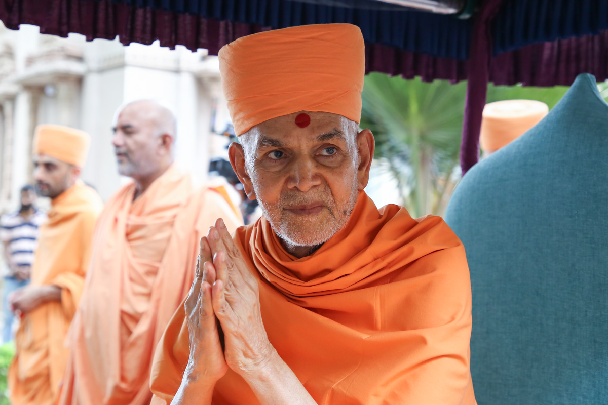 Swamishri departs from Atladra