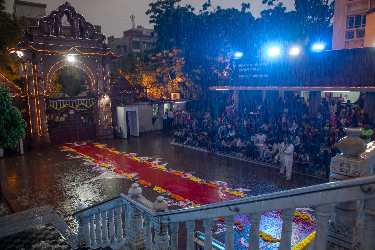 Devotees waiting to welcome Swamishri amidst the rain