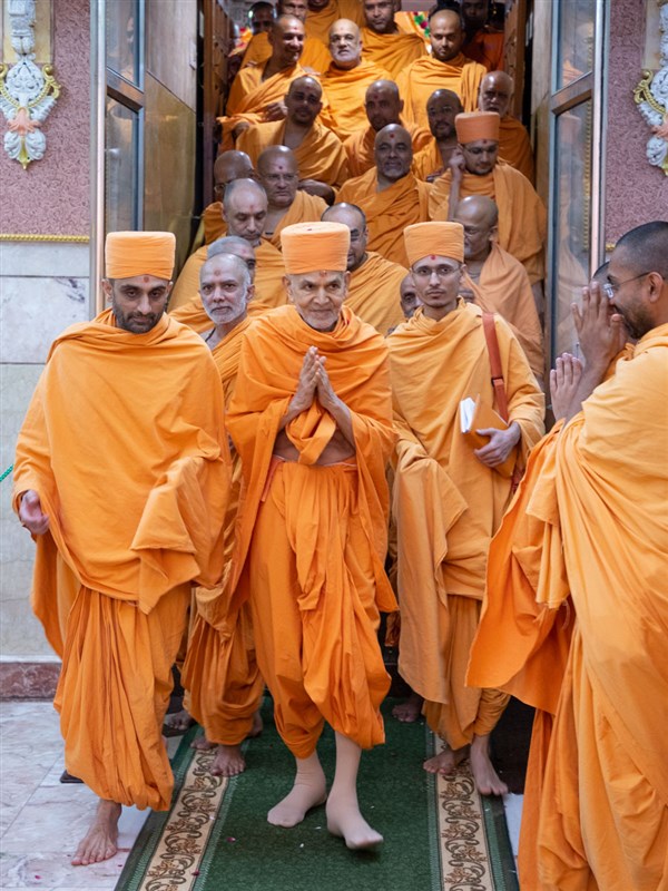 Swamishri arrives in abhishek mandapam