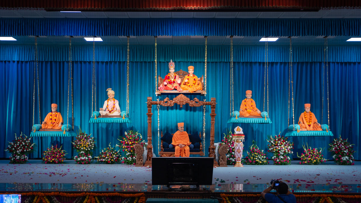 Swamishri seated on stage during the assembly in the Yagnapurush Sabhagruh
