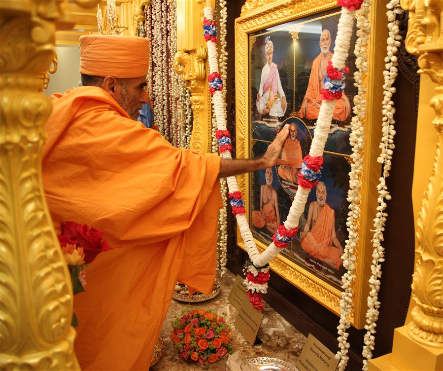 Anandswarupdas Swami performs the pujan of the murtis