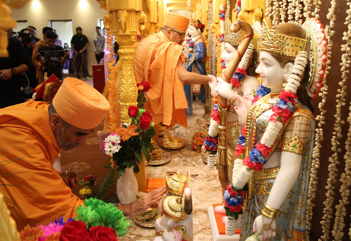 Swamis perform the pujan of the murtis