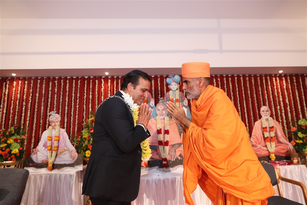 Mayor of Chigwell, Cllr Darshan Singh Sunger, felicitated by the congregation