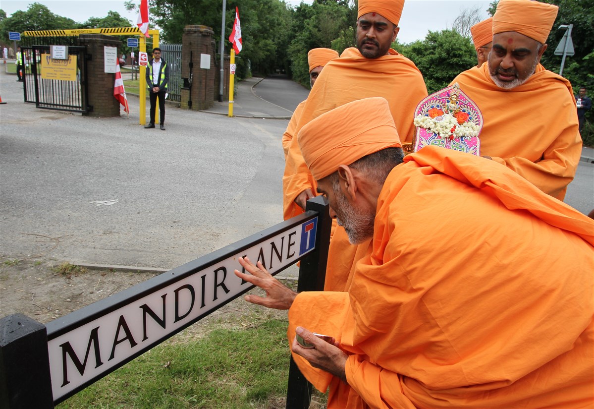 Anandswarupdas Swami blesses the newly named street plate, where the mandir is located