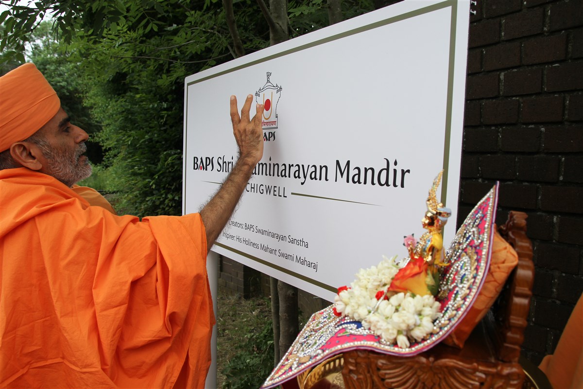 Anandswarupdas Swami blesses the new mandir sign