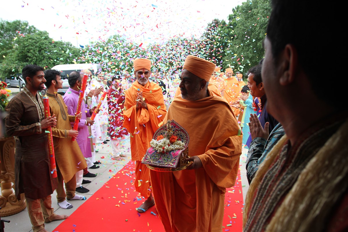 Devotees welcome Harikrishna Maharaj and swamis for the mandir inauguration ceremony