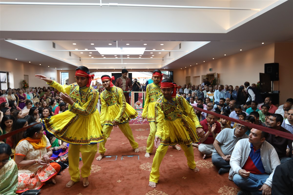 Young dancers welcome Harikrishna Maharaj and swamis to the new mandir complex