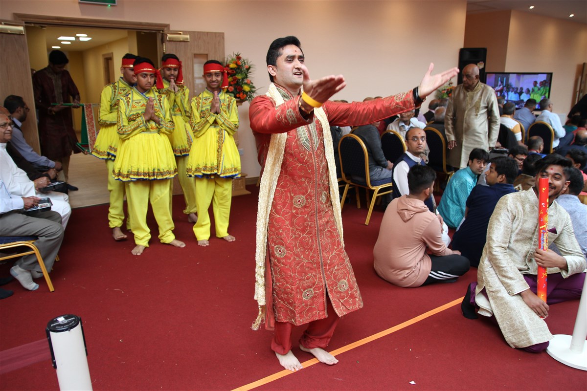 Young dancers welcome Harikrishna Maharaj and swamis to the new mandir complex