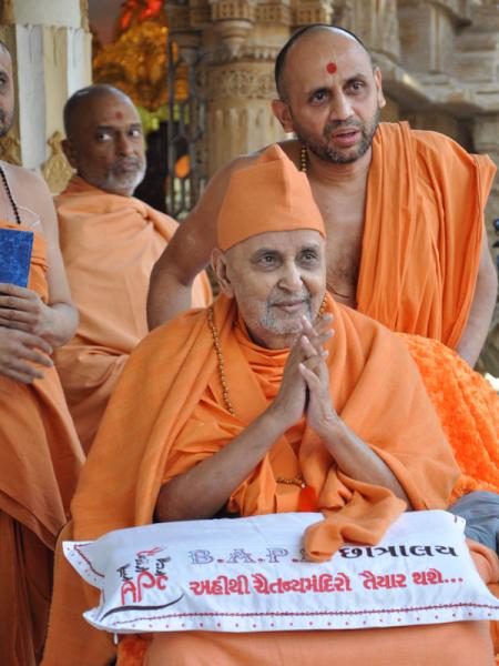  Swamishri in divine, jovial mood