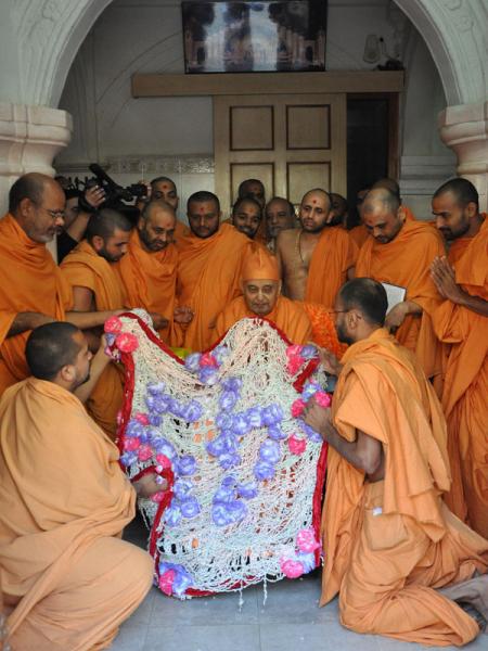Sadhus honor Swamishri with a shawl