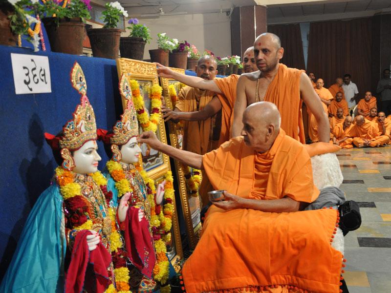 Swamishri performs murti-pratishtha rituals of new BAPS hari mandirs at Rudel and Kapadvanj