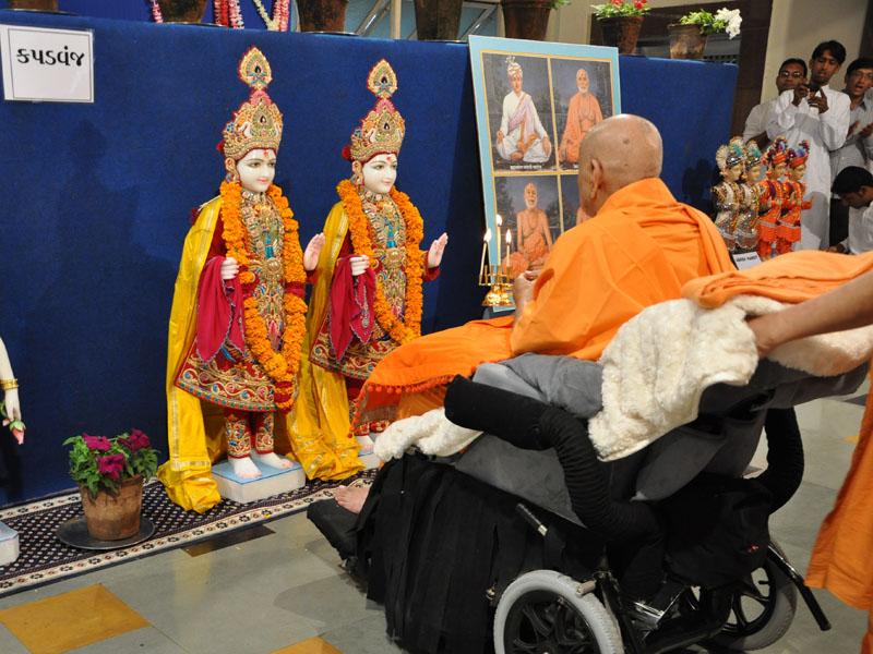 Swamishri performs murti-pratishtha rituals of new BAPS hari mandirs at Rudel and Kapadvanj