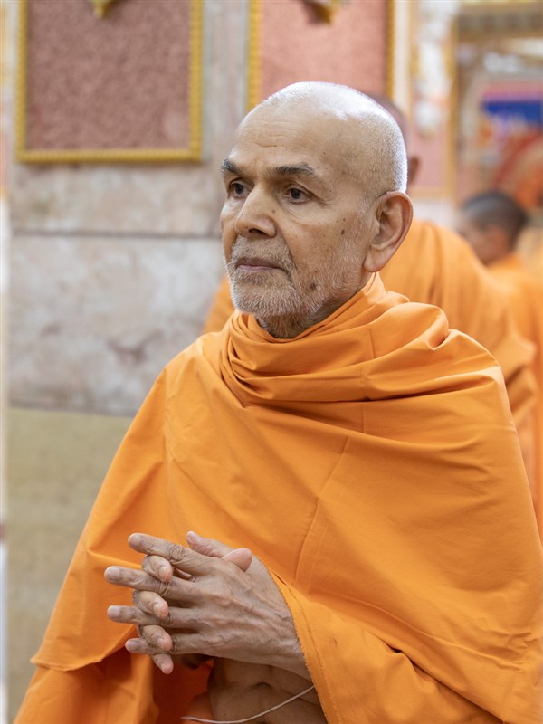 Param Pujya Mahant Swami Maharaj engrossed in darshan of Shri Guru Parampara