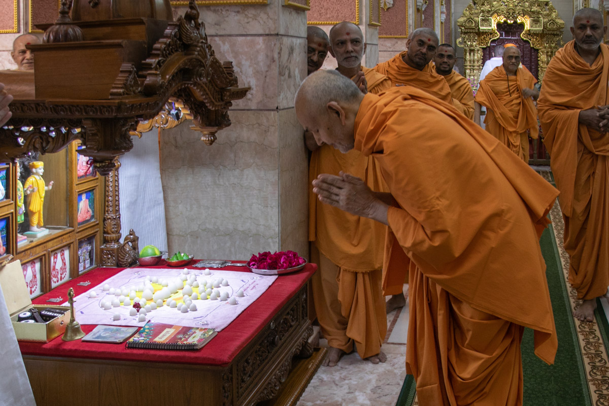 Swamishri engrossed in darshan of mahapuja