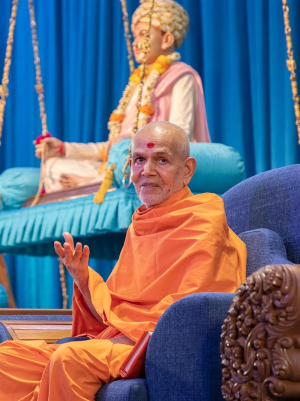 Swamishri in a divine mood during the assembly