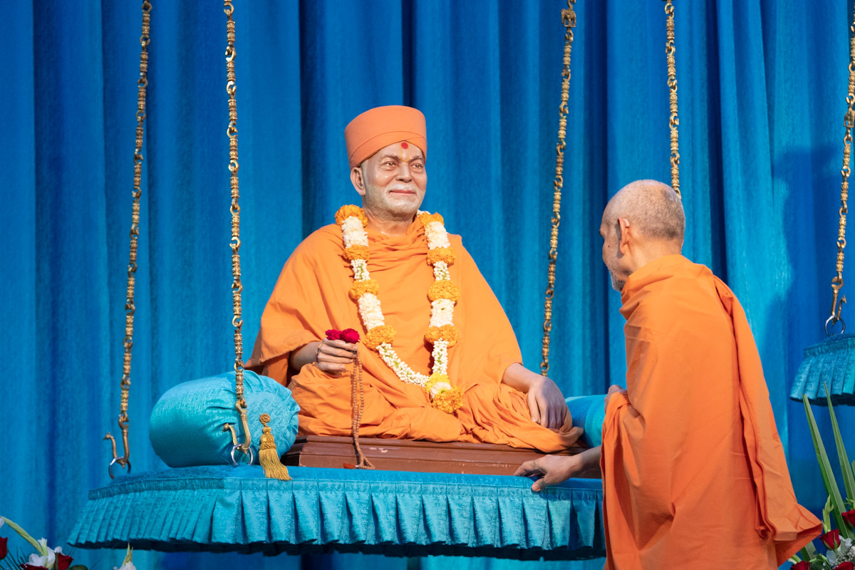 Swamishri swings Brahmaswarup Yogiji Maharaj in a hindolo