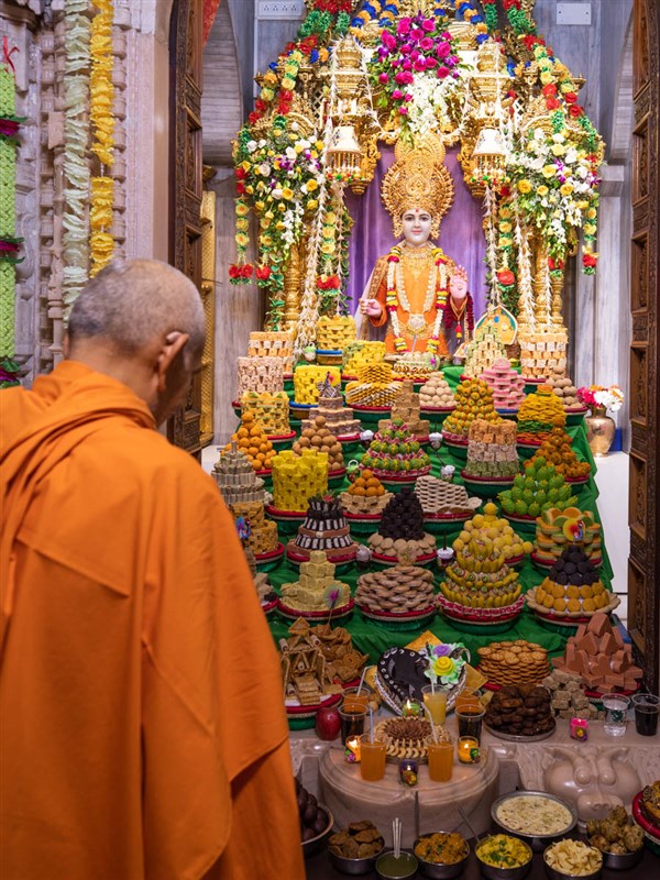 Swamishri observes the annakut offered to Shri Ghanshyam Maharaj