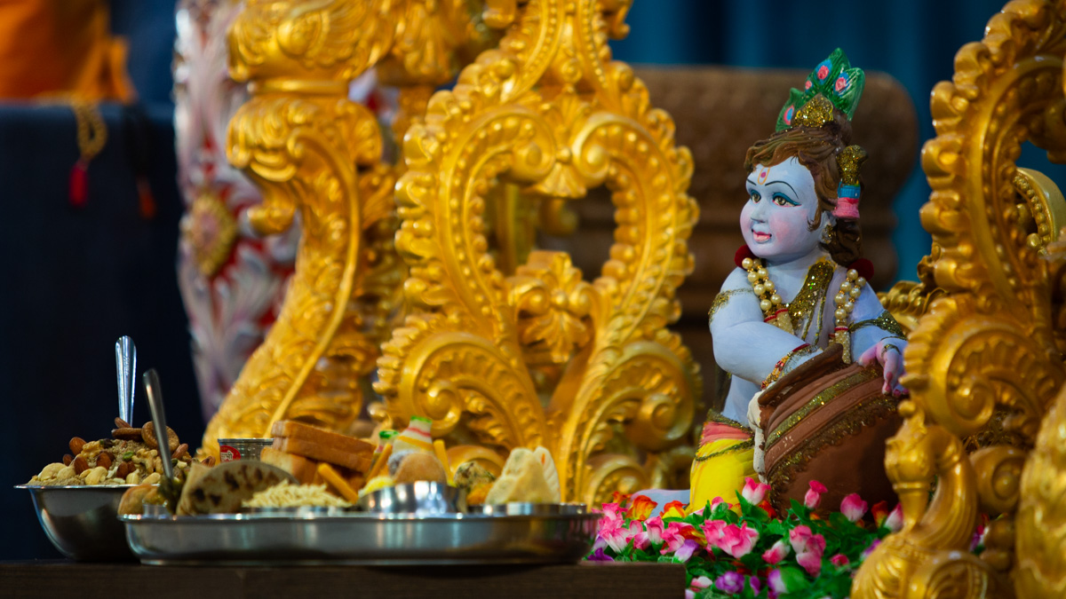 Thal offered to Bhagwan Shri Krishna