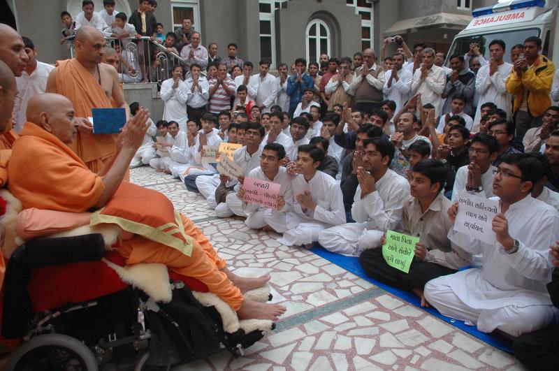 Swamishri blesses students of hostel