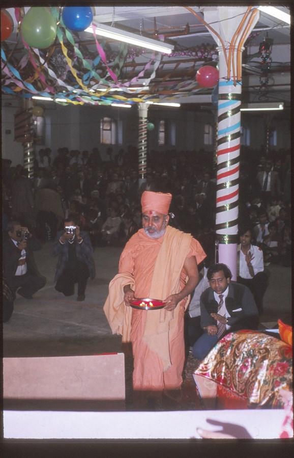Pramukh Swami Maharaj presides over annakut celebrations in Stratford, 1977