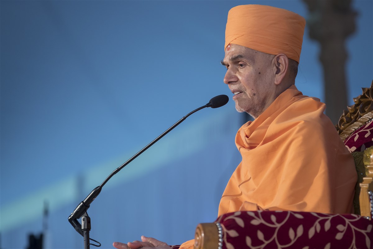 Mahant Swami Maharaj addresses murti pratishtha sabha, Chigwell, 2017