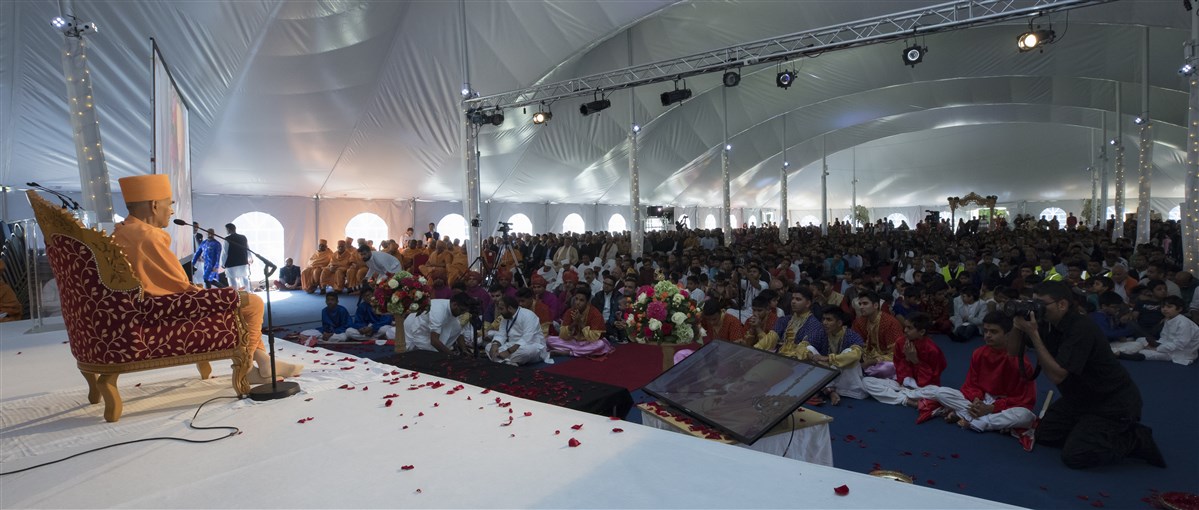 Mahant Swami Maharaj addresses murti pratishtha sabha, Chigwell, 2017