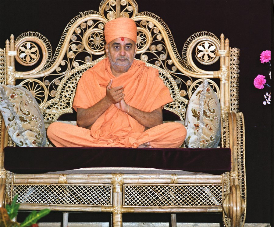 Pramukh Swami Maharaj presides over a satsang sabha at Uppercut Hall, Forest Gate, 1985