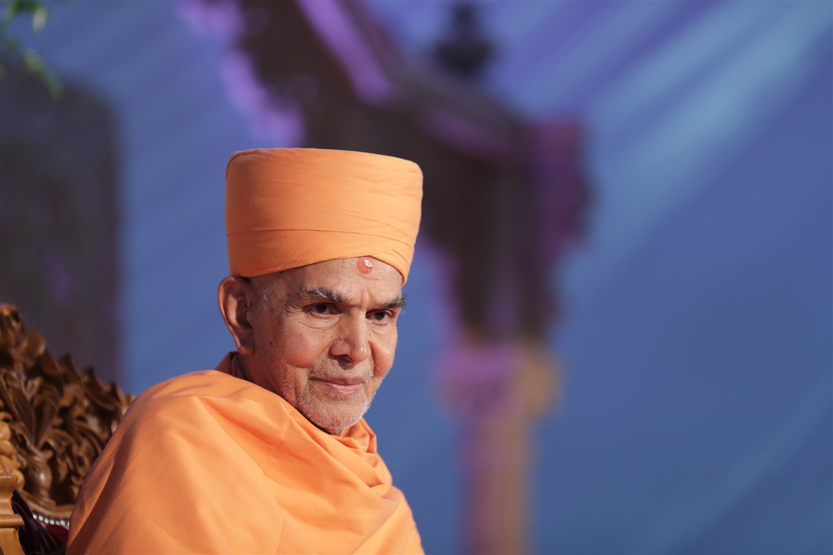 Mahant Swami Maharaj presides over murti pratishtha sabha, Chigwell, 2017