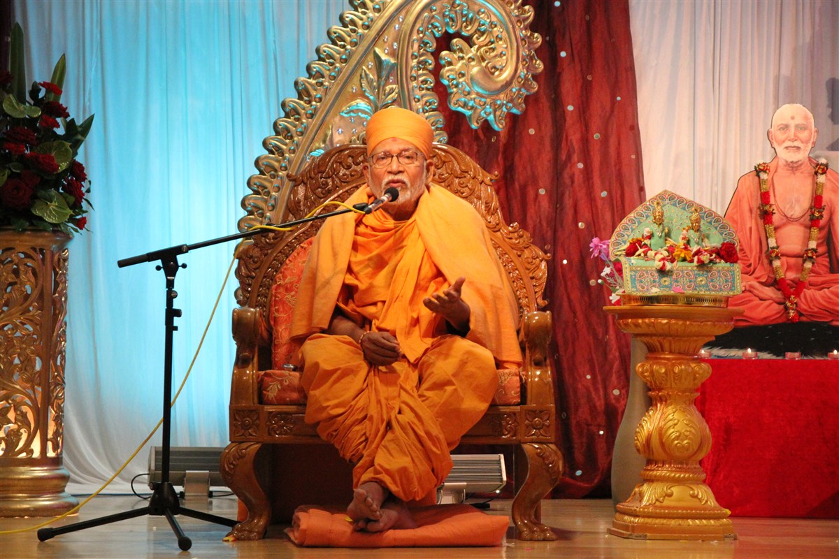 Jabreshwar Maharaj Survana Tula in the presence of Kothari Swami at Nagrecha Hall, Leyton, 2014