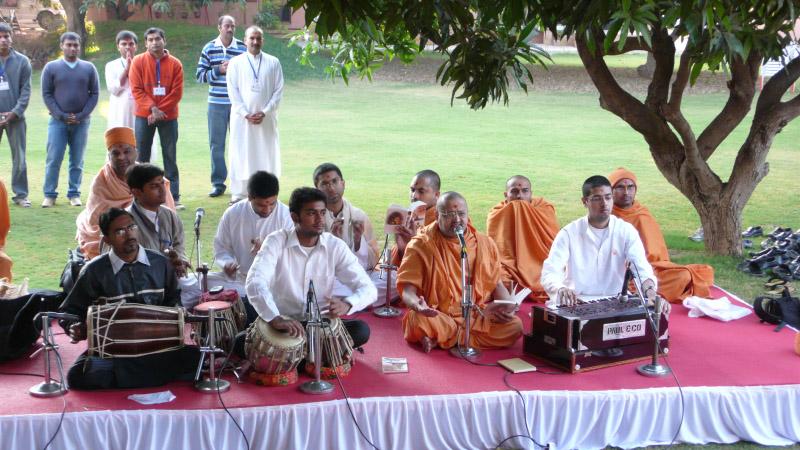 Sadhus sing kirtans during Swamishri's puja