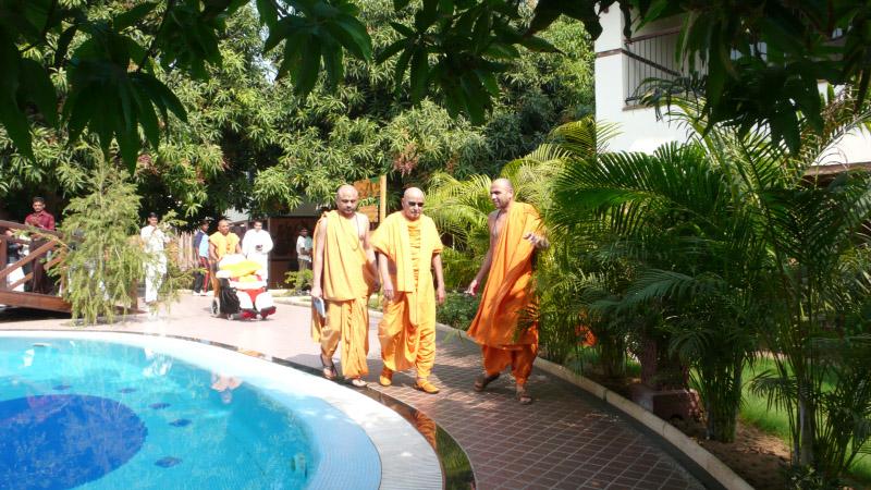  Swamishri on his daily walk