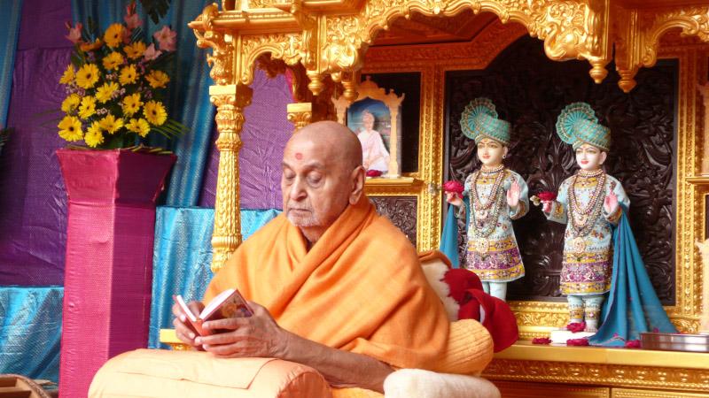 Swamishri reads Shikshapatri ...
